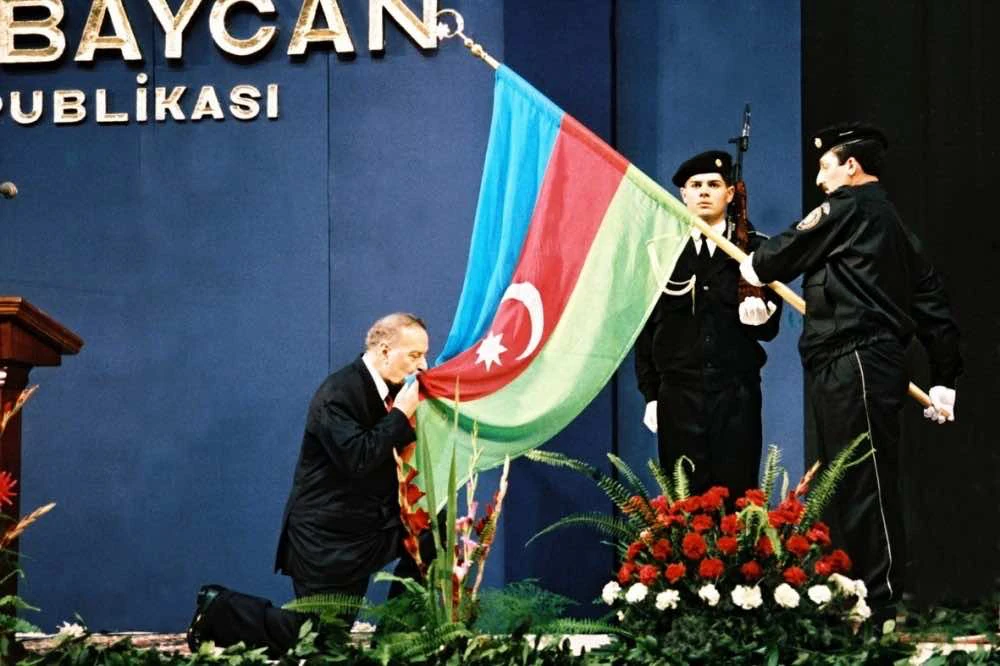Heydər Əliyev rəsmi mərasimdə Azərbaycan bayrağını öpür
