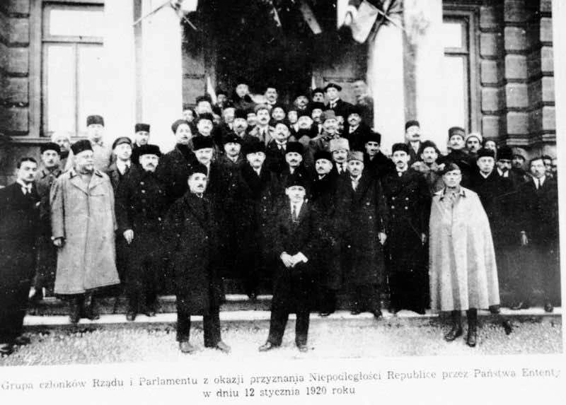 Cümhuriyyət hökumətinin və parlamentinin üzvləri binanın qarşısında
