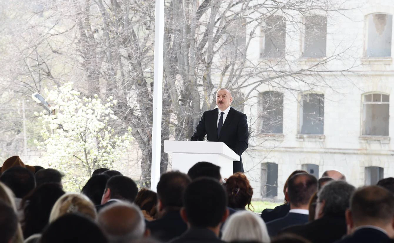 Dünya Azərbaycanlılarının V Qurultayında çıxış və iştirakçıların görünüşü